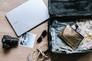 子連れ旅行にキャリーケースは邪魔になる？荷物を少なくするコツやパッキングする方法を解説