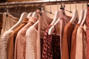 ぽっちゃりはサロペットを着ると胸が目立つ？着やせするアイテムや着こなしを解説！