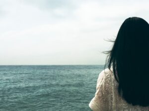 髪の日焼け止めドラッグストアにある？髪がギシギシしない使い方・落とし方を解説